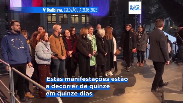 Milhares de eslovacos protestam contra as políticas favoráveis à Rússia do primeiro-ministro Robert Fico