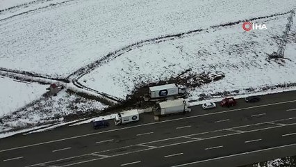Direksiyon hakimiyetini kaybeden kamyon devrildi