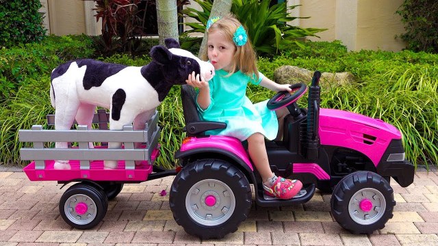 Настя играет в ферму с игрушками