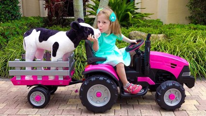 Настя играет в ферму с игрушками