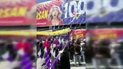 Bursa'da alışveriş izdihamı: Birbirlerini böyle azdiler!