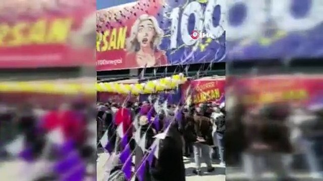 Bursa'da alışveriş izdihamı: Birbirlerini böyle azdiler!