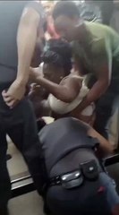 Mulher grita após perna ficar presa em plataforma de embarque do metrô