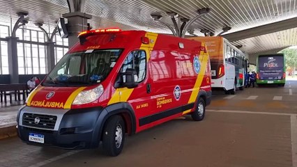 Idosa cai ao descer do ônibus no Terminal Oeste