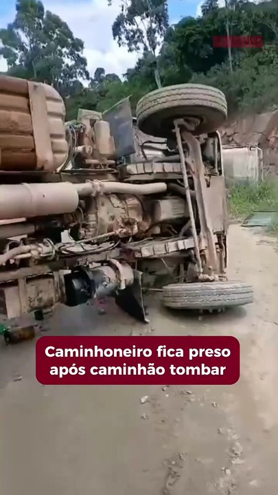 Caminhão tomba ao descarregar pedras em Navegantes