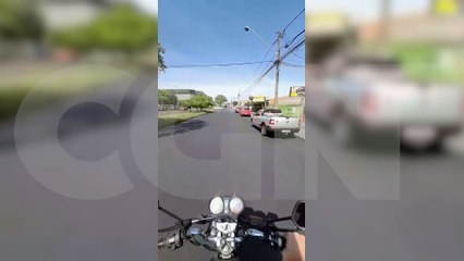 "Fala duvido aqui pra você ver, nós aqui é doido": veja o pulo na piscina pelo ângulo do motoboy