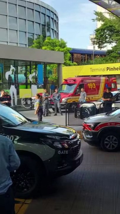 EXPLOSÃO DE BOMBA CASEIRA ISOLA ÁREA DO METRÔ DE SP #bomba #pinheiros #explosao #policia