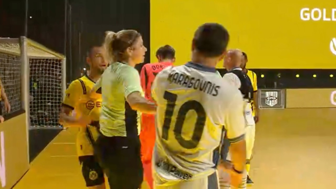 Es wird hitzig: Karagounis fasst Leitner ins Gesicht