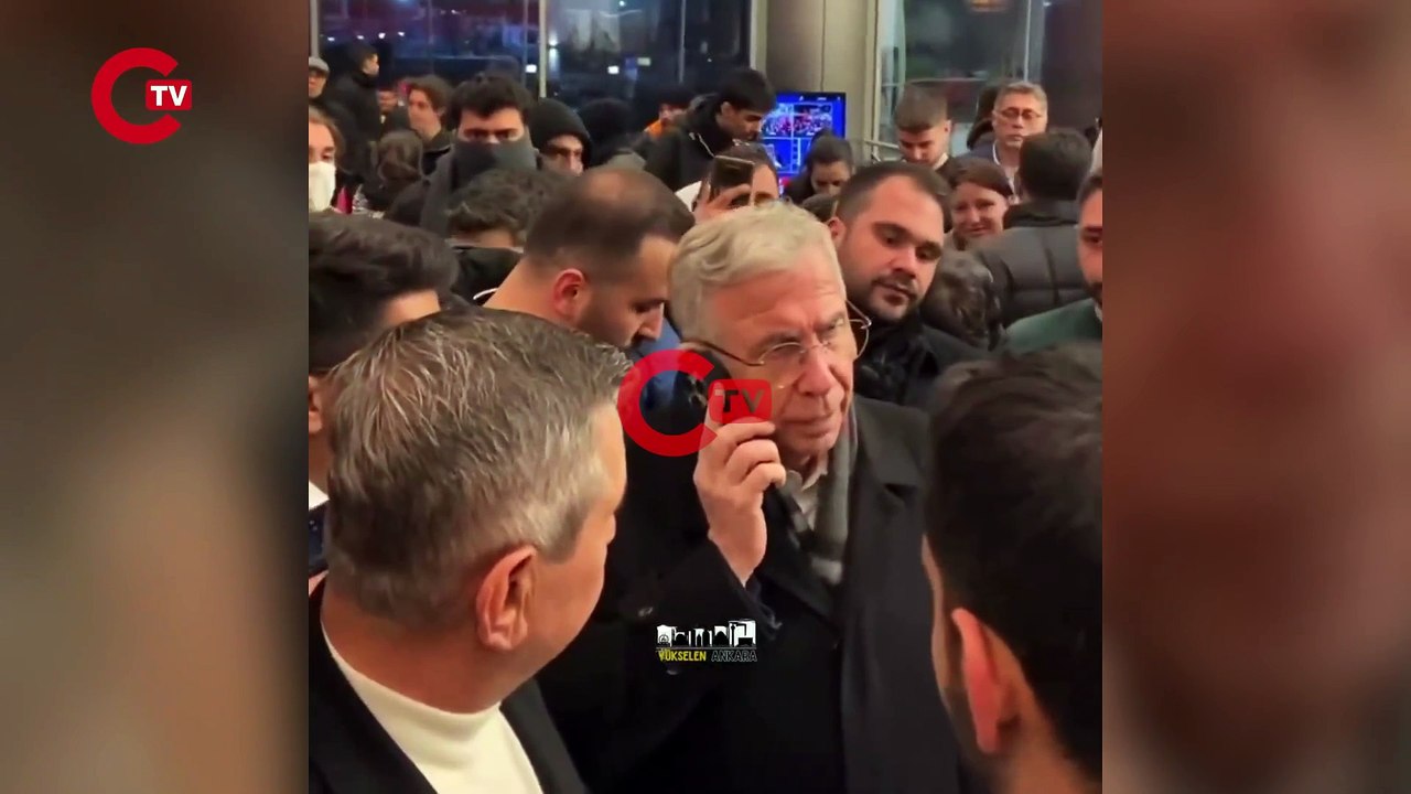 Başkan Mansur Yavaş, her zamanki gibi gençlerin yanında oldu.   “Çocuklar hep ıslandı, battaniye ve sıcak çorba gönderecem.”