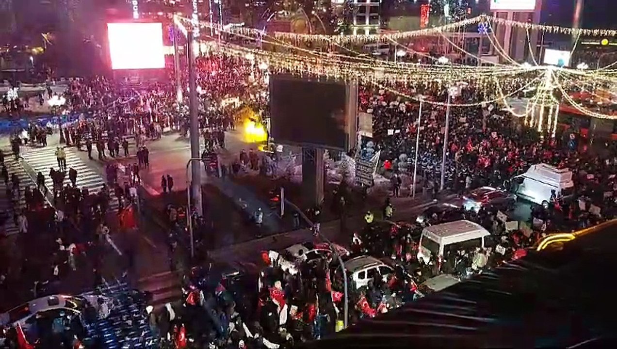 Ankara'da protestolar devam ediyor: Kızılay meydanında kalabalık yürüyüş