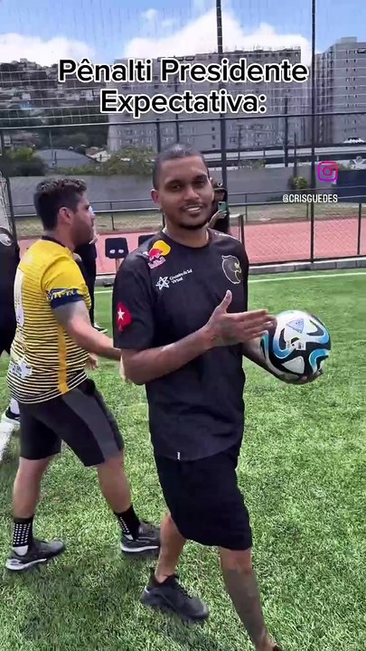 Neymar tira sandália e bate pênaltis em amistoso da Fúria; veja vídeo