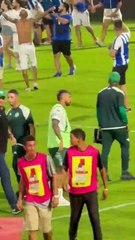Jogador da Chapecoense agride torcedor no gramado da Ressacada