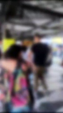 Carro invade terminal e atropela três mulheres em Curitiba; veja vídeo