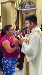 Diácono hondureño llora de emoción al distribuir la comunión tras su ordenación