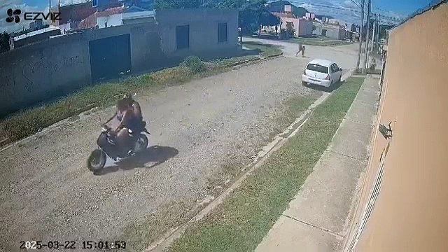 Una joven fue asaltada por una pareja de motochorros en el Huaico