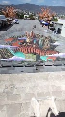 Mexicanos pintan los suelos de Chiapas. ¿Qué puedes ver en tercera dimensión?