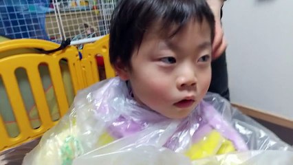 【ヘアカット・散髪】テレビ見てる隙にママに短髪イケメンに変えてもらう5歳児男の子（発達障がい（知的障害）-自閉性スペクトラム症）