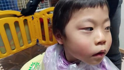 【ヘアカット・散髪】テレビに夢中でママに短髪イケメン風に変えてもらったことに気づいていない(笑)5歳児男の子（発達障がい（知的障害）-自閉性スペクトラム症）