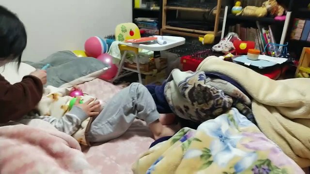 Eテレいないいないばあっ!のボールくんが出てきたらママの歯磨きの途中で起き上がってテレビに全集中する5歳児男の子（発達障がい（知的障害）-自閉性スペクトラム症）