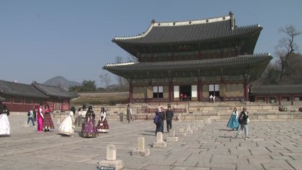 휴일 도심 속 고궁서 봄 나들이...창덕궁 '북적' / YTN