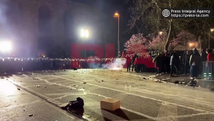 مشاهد لإسطنبول تشتعل إحتجاجا على أردوغان ٬ والشرطة تطلق الرصاص المطاطي على مئات آلاف المتظاهرين