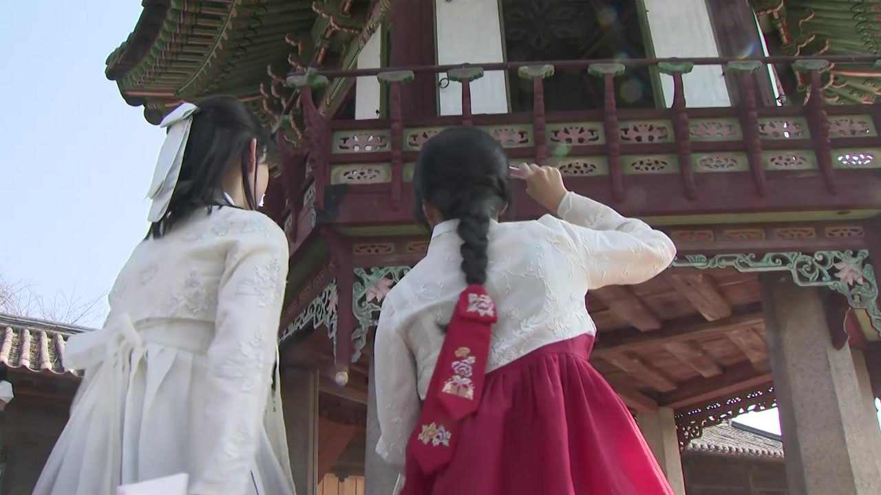 도심 속 고궁서 만나는 봄...창덕궁, 나들이객 북적 / YTN