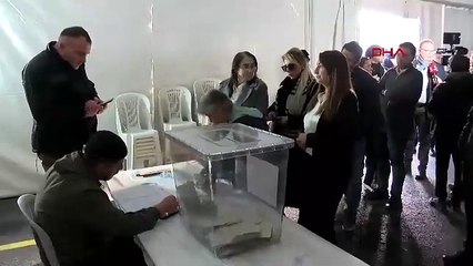 CHP sandık başında: Özgür Özel ve Dilek İmamoğlu da oy kullandı