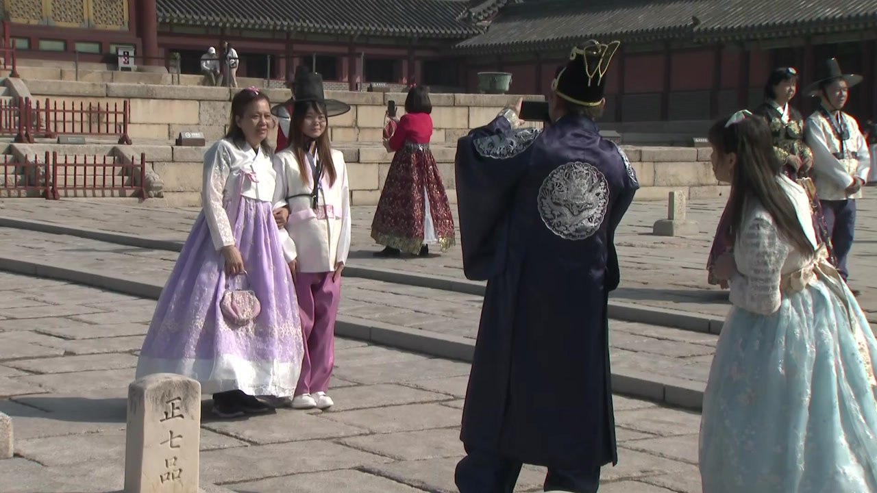 휴일 도심 속 고궁서 봄 나들이...창덕궁 '북적' / YTN