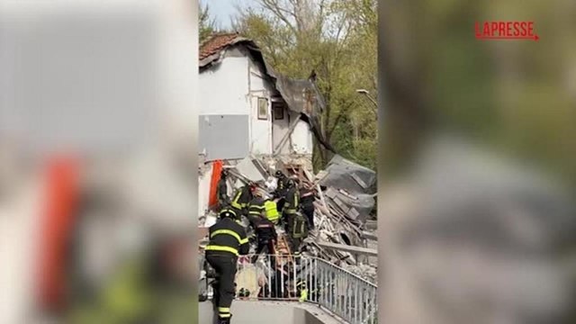 I Vigili del Fuoco scavano tra le macerie della palazzina crollata vicino al parco di Villa Pamphilj