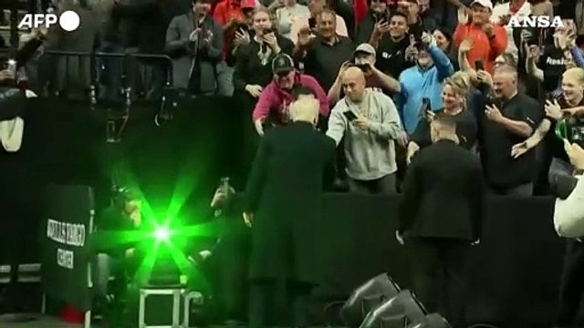 Trump accolto da un boato della folla all'incontro di wrestling