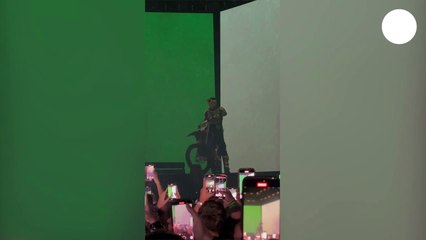 JC Reyes se cae de una moto al inicio de su concierto