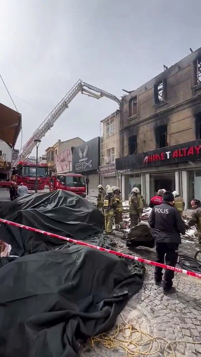 İzmir'de tarihi binada yangın!