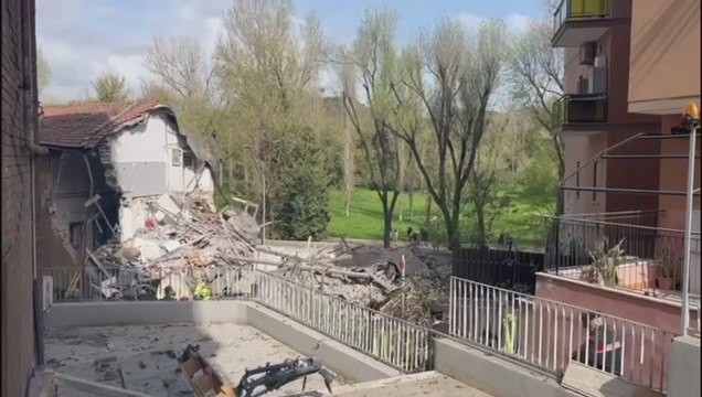 Roma, palazzina crollata: vigili del fuoco scavano tra macerie - Video