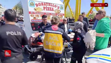 Antalya'da yolcu minibüsü, otomobile çarptı