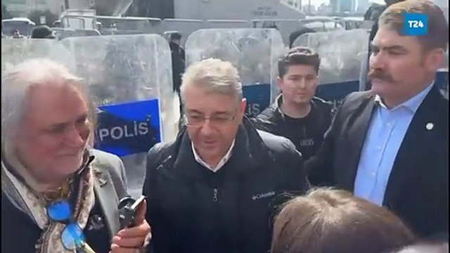 Serbest bırakılan İBB Genel Sekreteri Can Akın Çağlar adliye önünde karşılandı