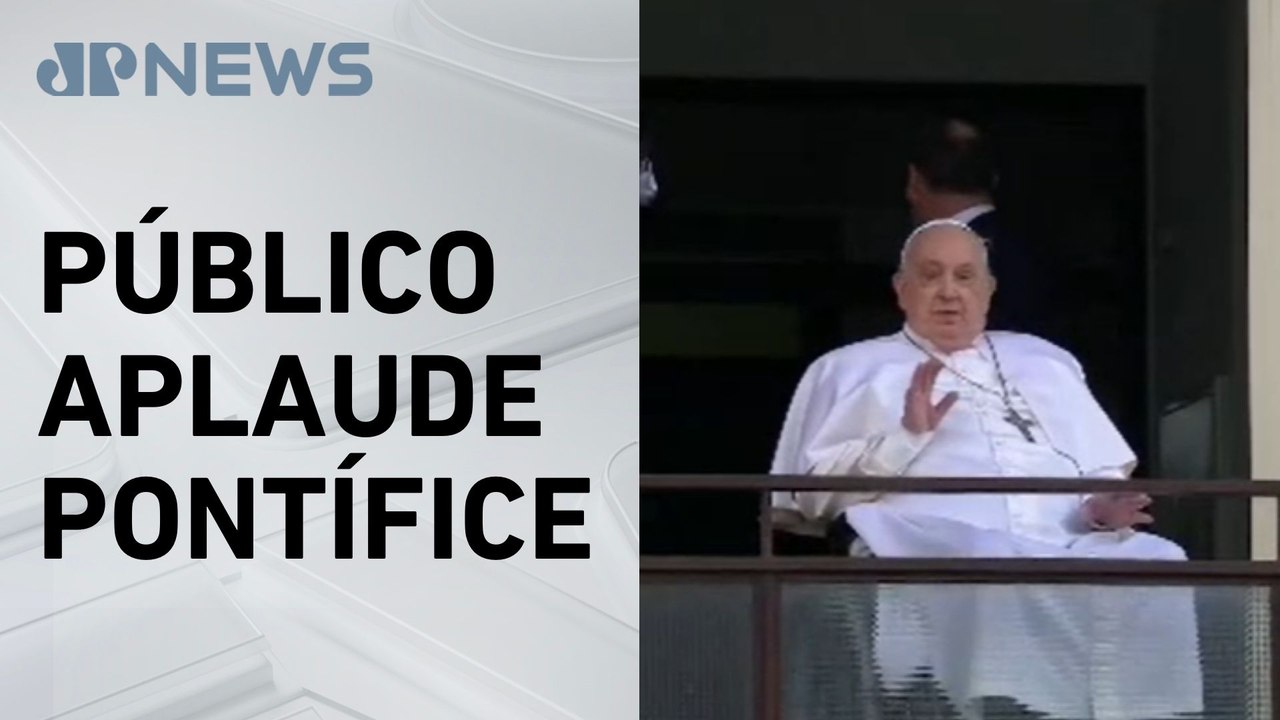 Papa Francisco faz primeira aparição pública após deixar hospital