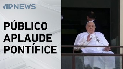 Papa Francisco faz primeira aparição pública após deixar hospital