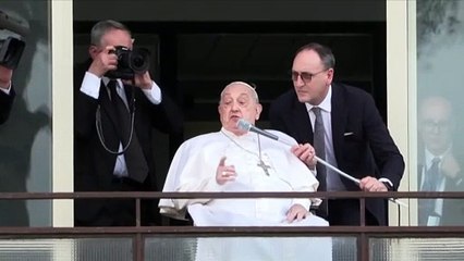 Regardez la première image du Pape qui apparaît diminué et sur un fauteuil roulant pour la 1ère fois depuis le 14 février