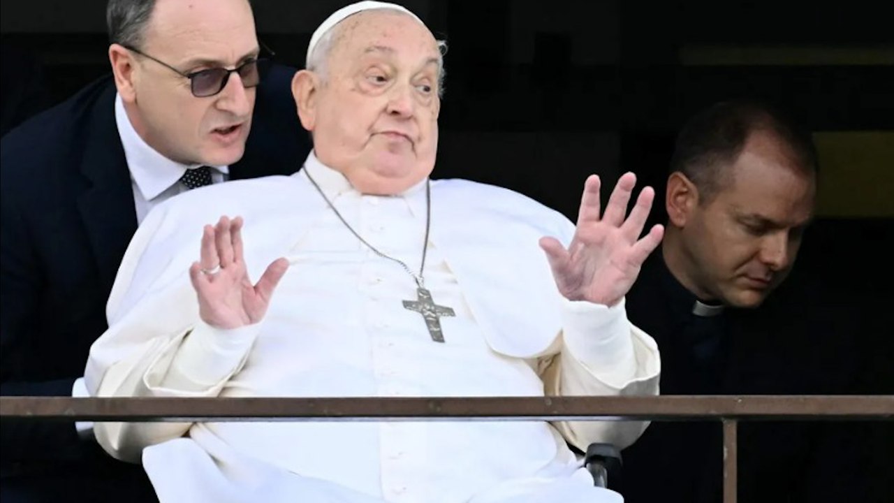 El Papa Francisco regresa tras estar casi 40 días hospitalizado y saluda a los fieles