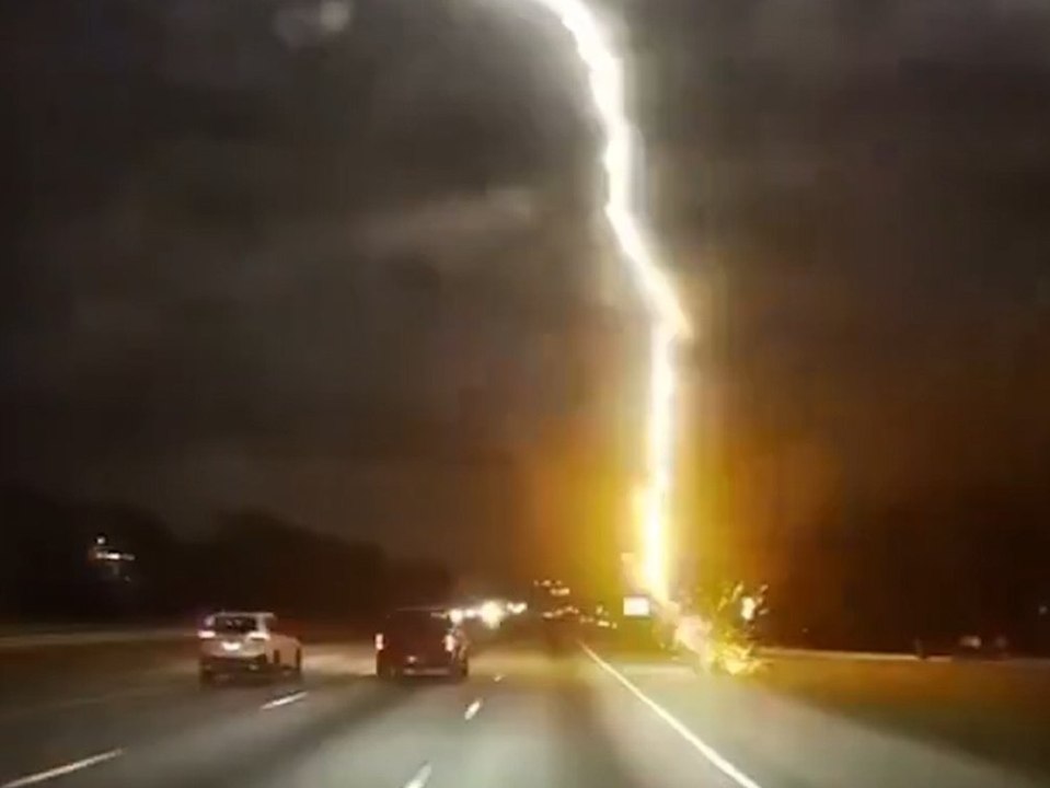 Highway-Schock: Blitz schlägt direkt vor Auto ein