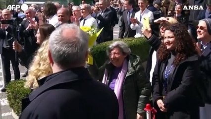 "Grazie a tutti", Papa Francesco benedite i fedeli dal balcone del Gemelli