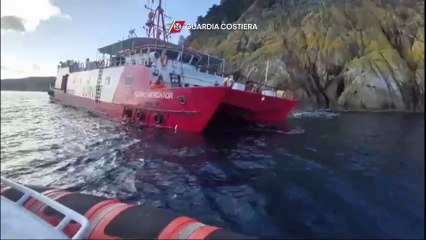 Elba, nave incagliata sulla scogliera dell'Enfola: le operazioni di salvataggio