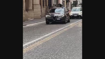 Papa Francesco lascia il Gemelli, il ritorno in Vaticano in auto - Video