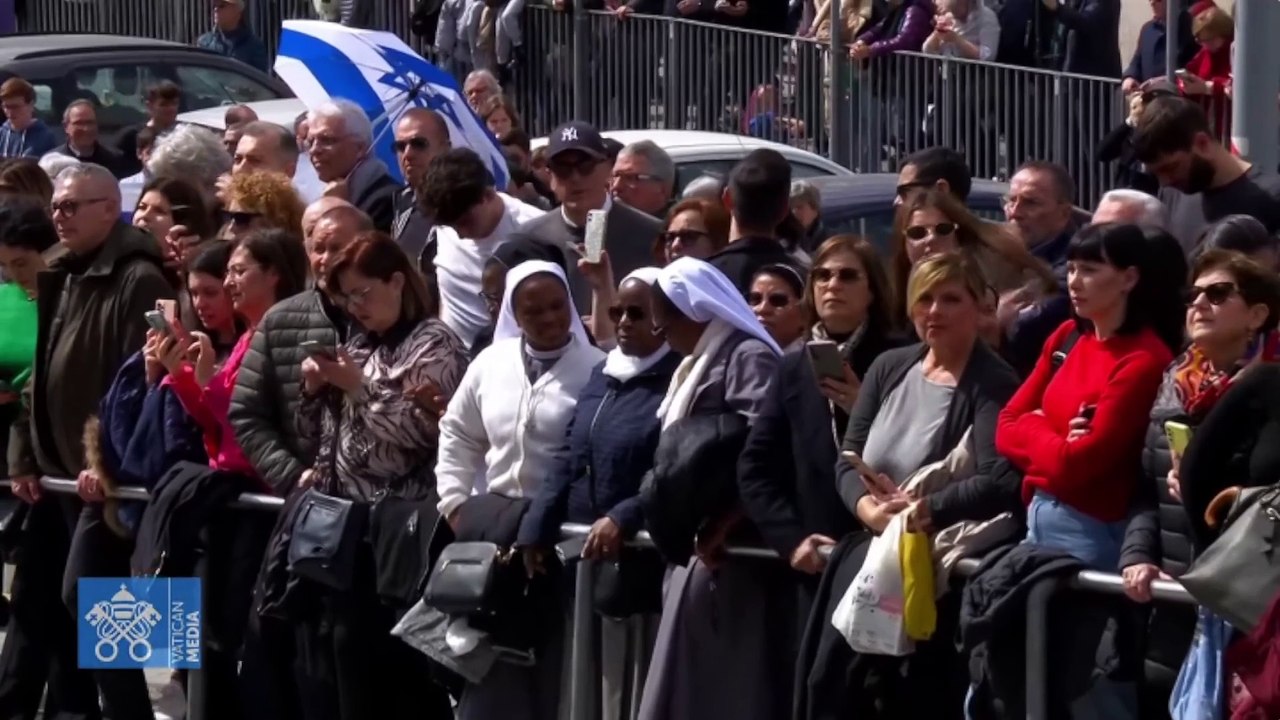 El Papa recibe el alta y saluda a los fieles tras 37 días ingresado en el Hospital Gemelli