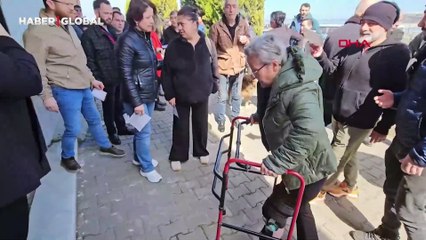 Kırık diziyle oy kullanmaya geldi