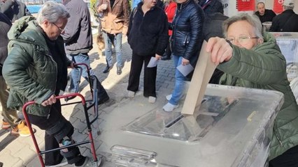 99 yaşında kırık ayağıyla İmamoğlu'na destek vermeye geldi