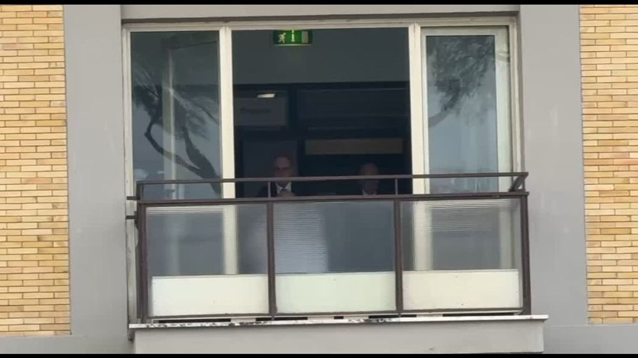 Il Papa si affaccia dal Gemelli e torna in Vaticano