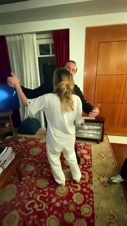 Λευτέρης Πανταζής: Αγκαλιά με την Κόνι χορεύουν το «Imagine» - «Παιδί μου, ζωή μου!»