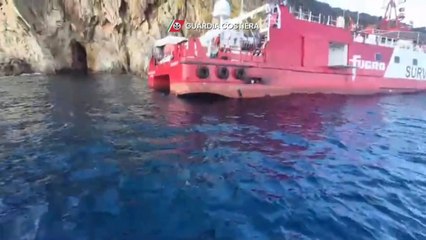 Nave incagliata sul promontorio dell'Enfola all'Elba: il video delle operazioni di salvataggio