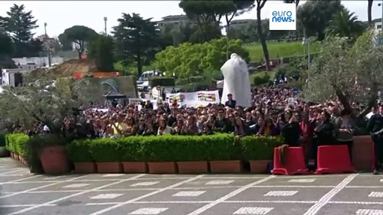 El Papa Francisco aparece por primera vez para saludar al público tras 37 días de hospitalización
